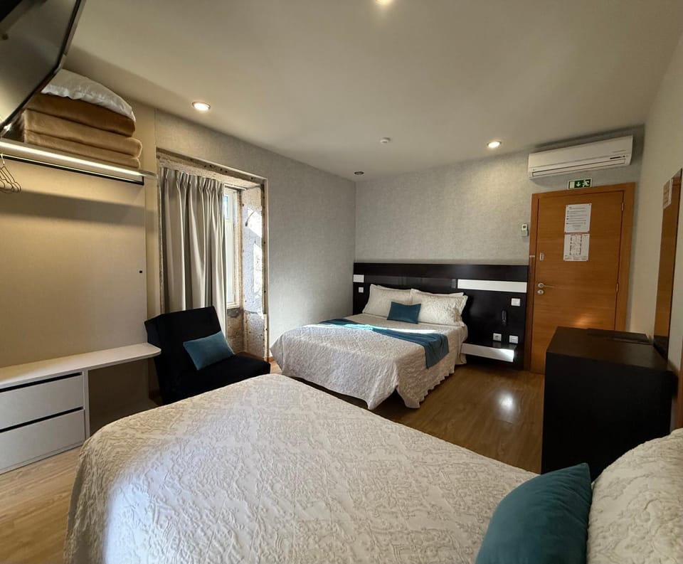 Bed, TV and multimedia, Photo of the whole room, Seating area, Bedroom