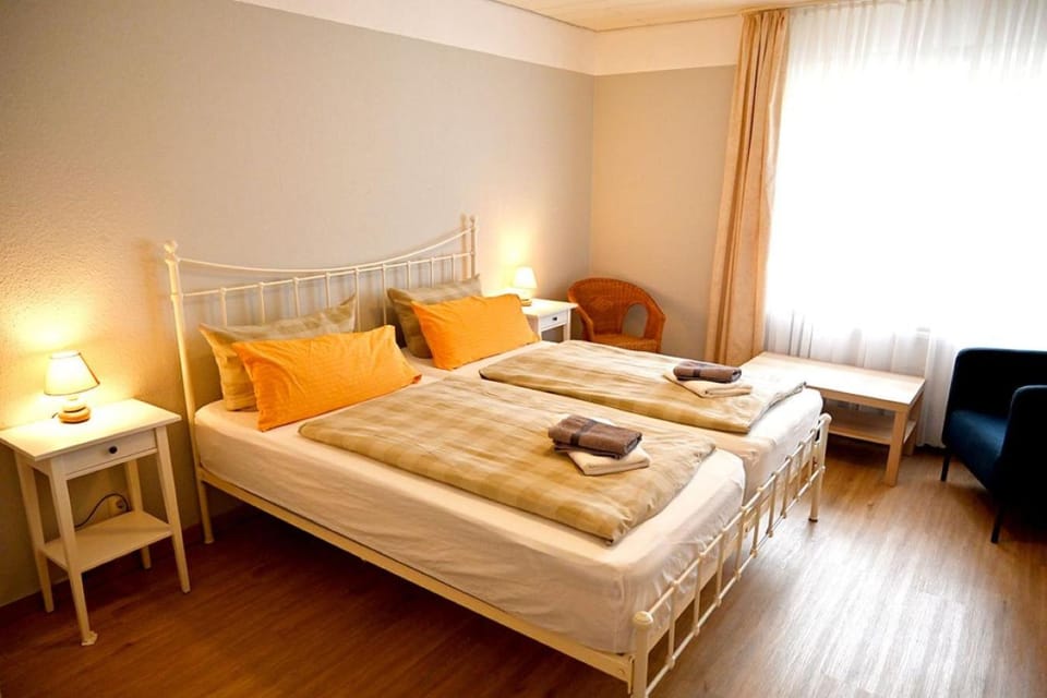 Bed, Photo of the whole room, Seating area