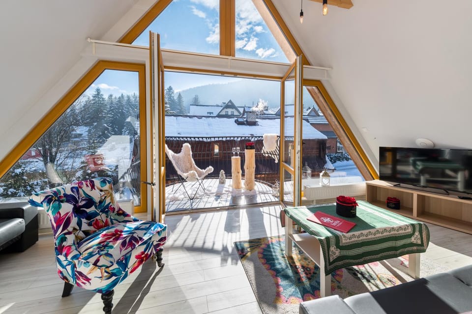 Balcony/Terrace, Living room, City view, Mountain view