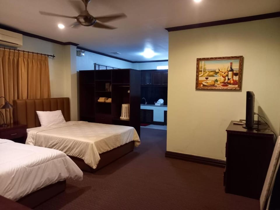 Bed, TV and multimedia, Photo of the whole room, Bedroom