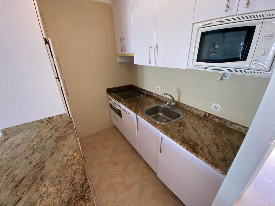 Kitchen or kitchenette, minibar, stove