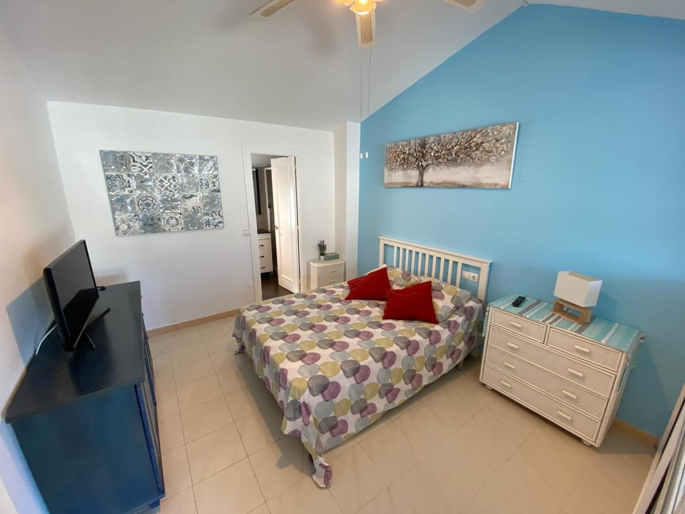 Bed, TV and multimedia, Photo of the whole room, Bedroom, fireplace