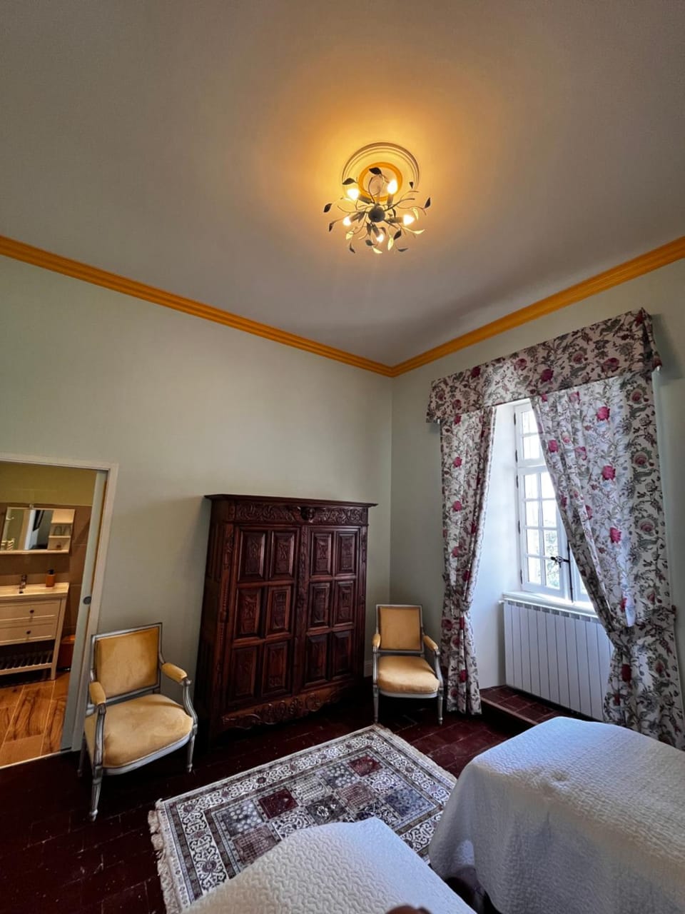 Photo of the whole room, wardrobe