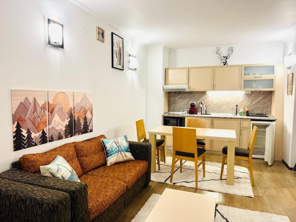 Kitchen or kitchenette, Living room, Seating area, Dining area, minibar, oven, stove