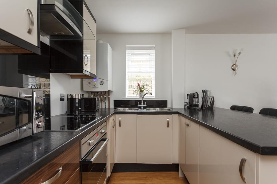 Coffee/tea facilities, Kitchen or kitchenette, Seating area