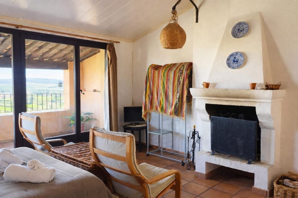 Bed, TV and multimedia, fireplace, fireplace