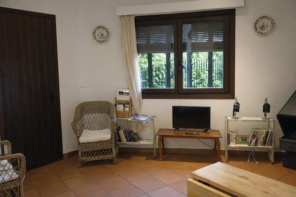 TV and multimedia, Seating area, Dining area, fireplace