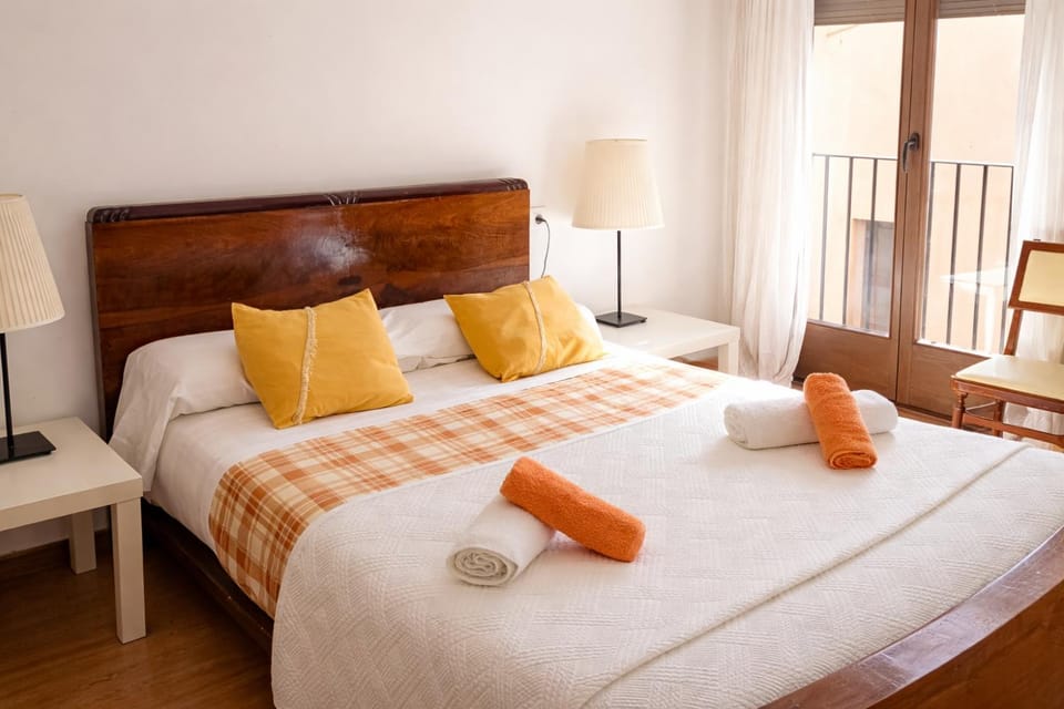 Bed, Photo of the whole room, towels