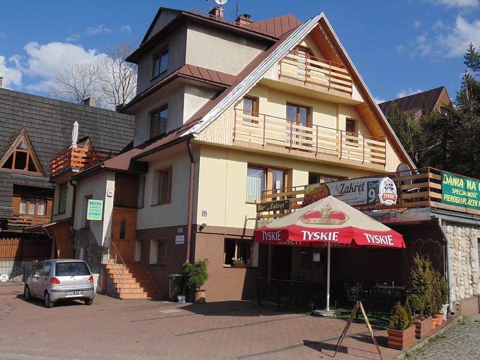 Property building, Restaurant/places to eat, Facade/entrance, Lounge or bar