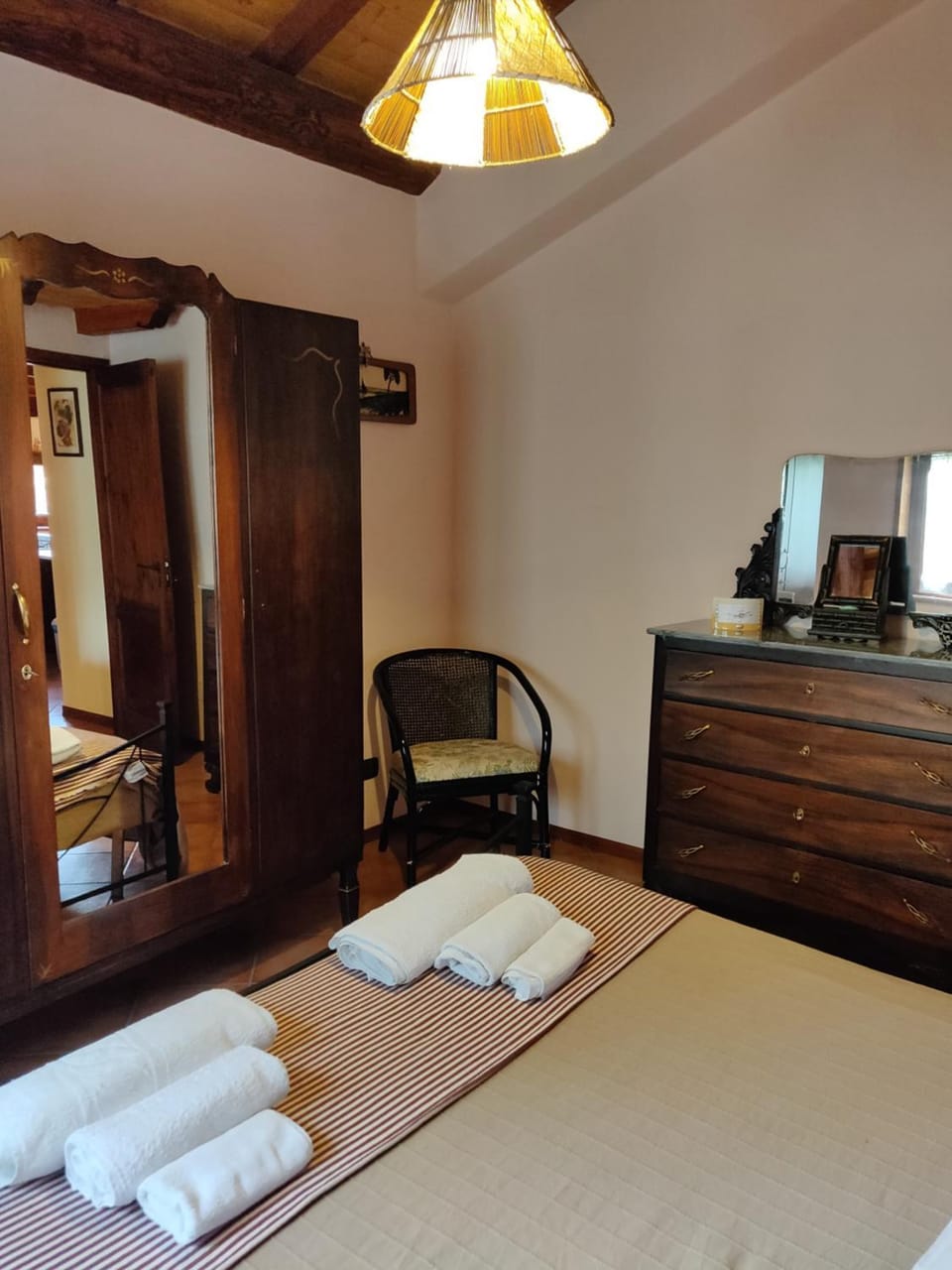 Bed, Photo of the whole room, Decorative detail, Bedroom