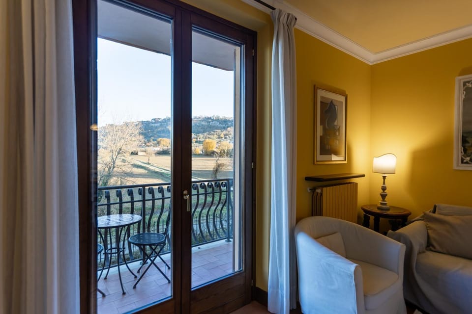 View (from property/room), Balcony/Terrace, Living room