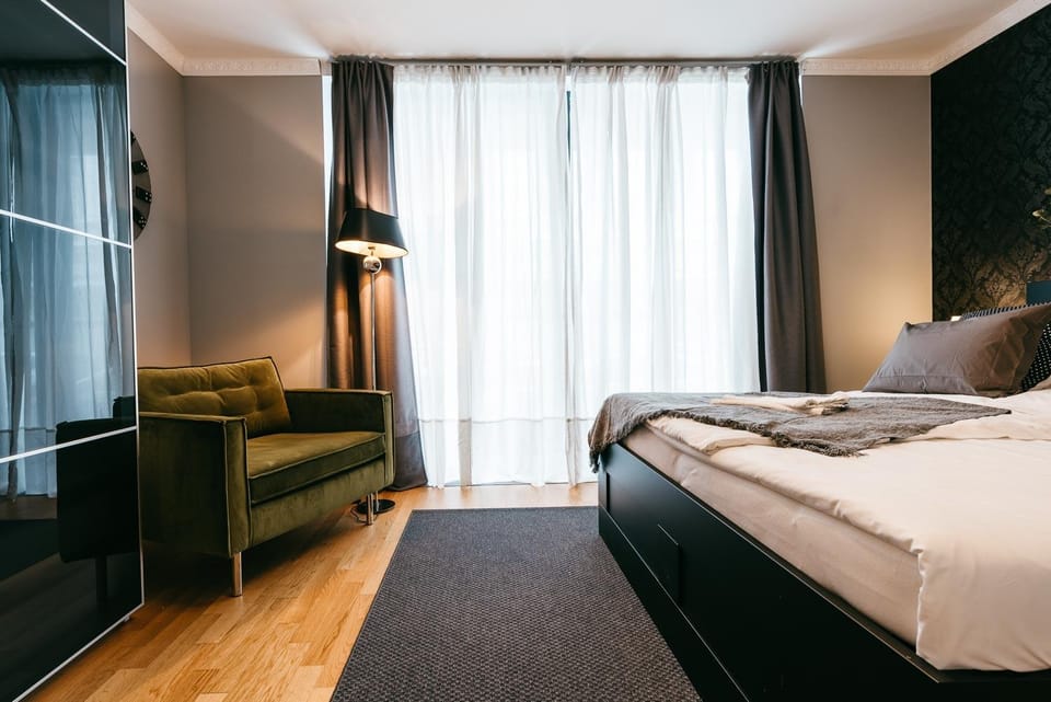 Bed, Seating area, Bedroom