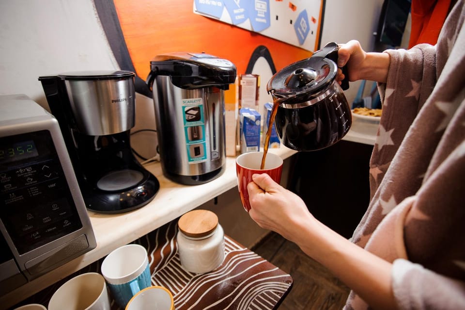 Coffee/tea facilities, Kitchen or kitchenette, Communal kitchen, microwave, oven, stove, washing machine, kitchen