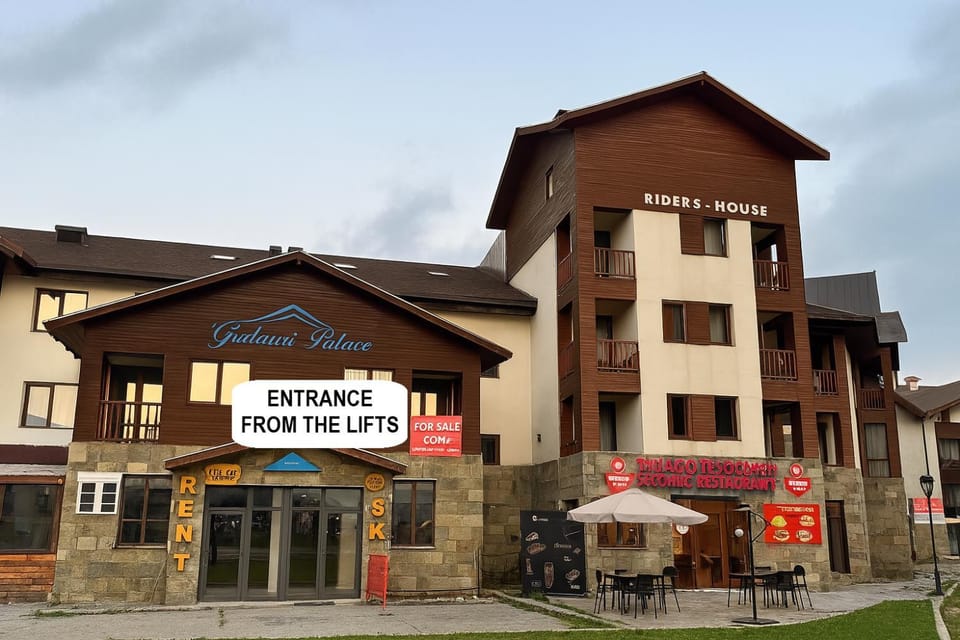 Property building, Facade/entrance, Day, Property logo or sign, Logo/Certificate/Sign, Location