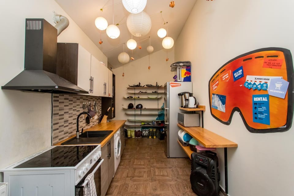 Coffee/tea facilities, Kitchen or kitchenette, Communal kitchen, microwave, oven, stove, washing machine, kitchen