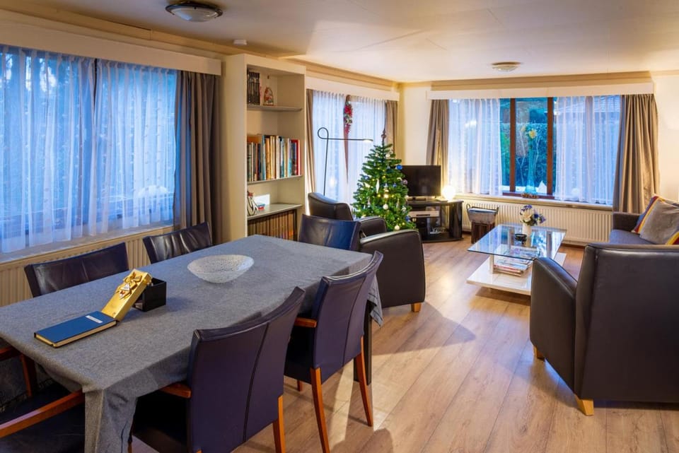 COZY & SPACIOUS PLACE ON A QUIET SPOT IN THE MIDDLE OF THE NETHERLANDS with free use of 2 women's and 2 men's bikes plus child seat House in Putten