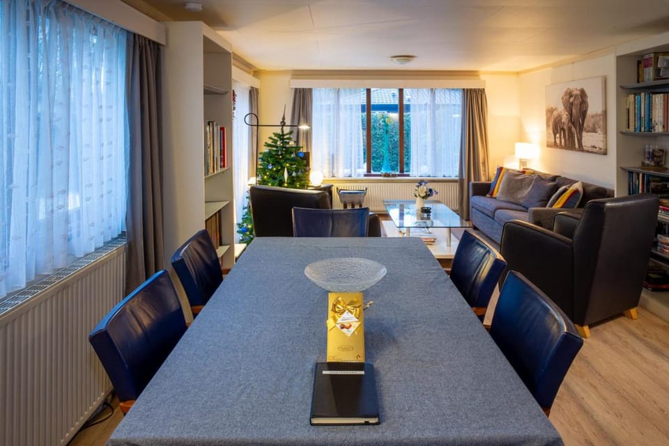 COZY & SPACIOUS PLACE ON A QUIET SPOT IN THE MIDDLE OF THE NETHERLANDS with free use of 2 women's and 2 men's bikes plus child seat House in Putten