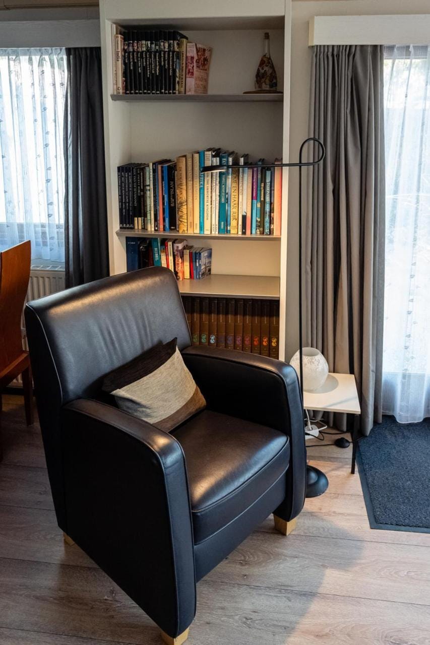 COZY & SPACIOUS PLACE ON A QUIET SPOT IN THE MIDDLE OF THE NETHERLANDS with free use of 2 women's and 2 men's bikes plus child seat House in Putten