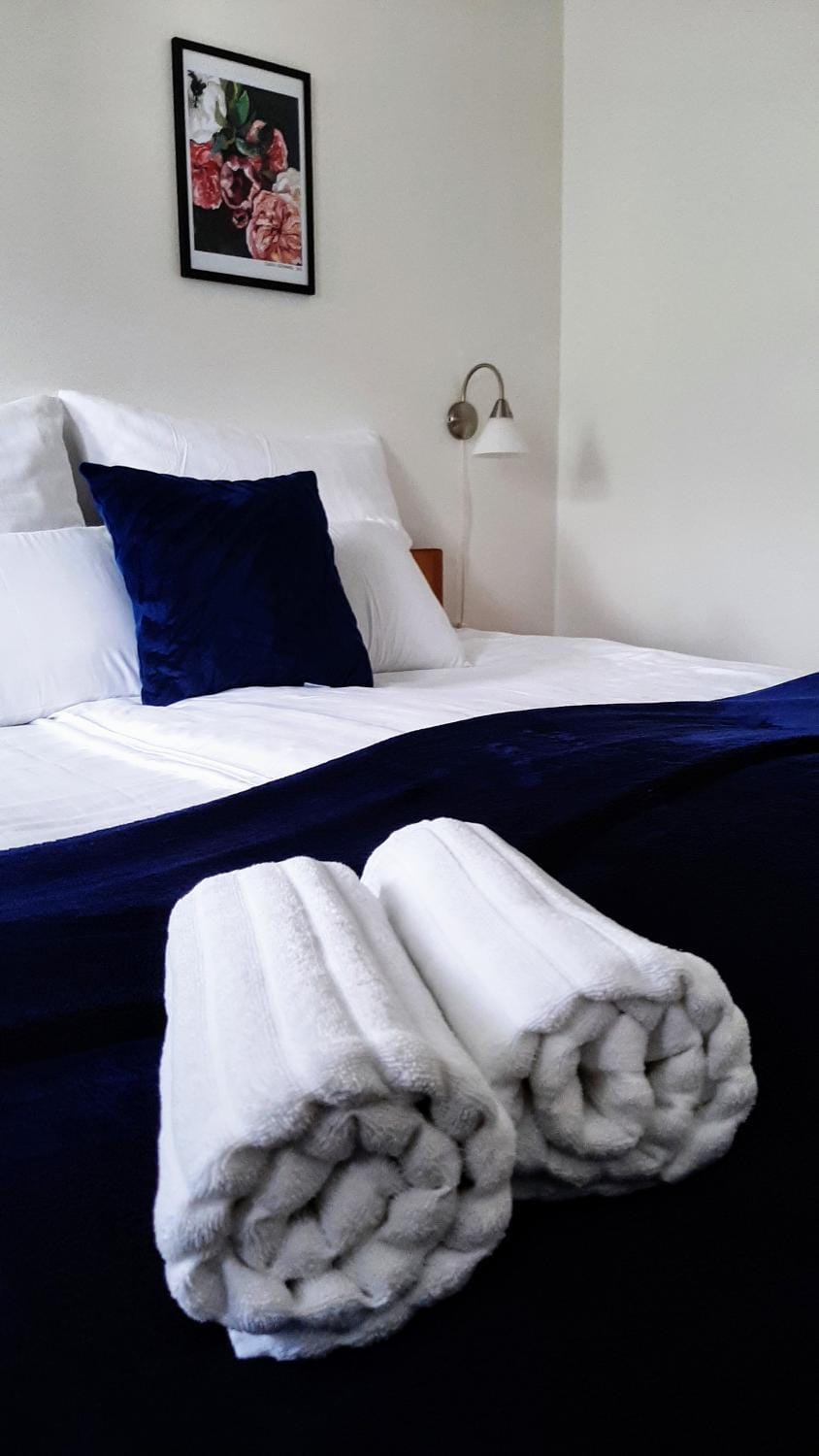 Bed, towels