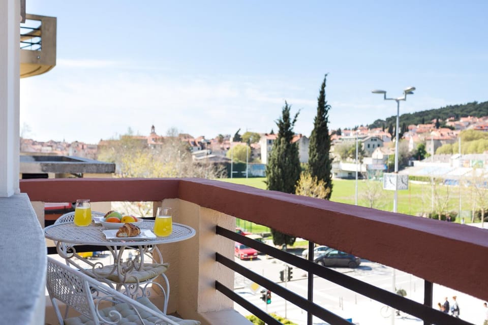 Balcony/Terrace, Seating area, City view, Street view