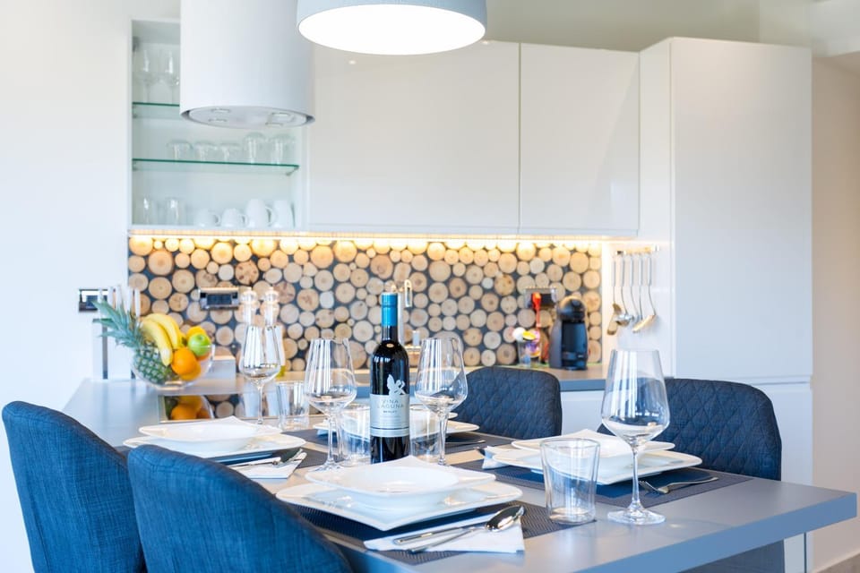 Coffee/tea facilities, Kitchen or kitchenette, Living room, Seating area, Dining area