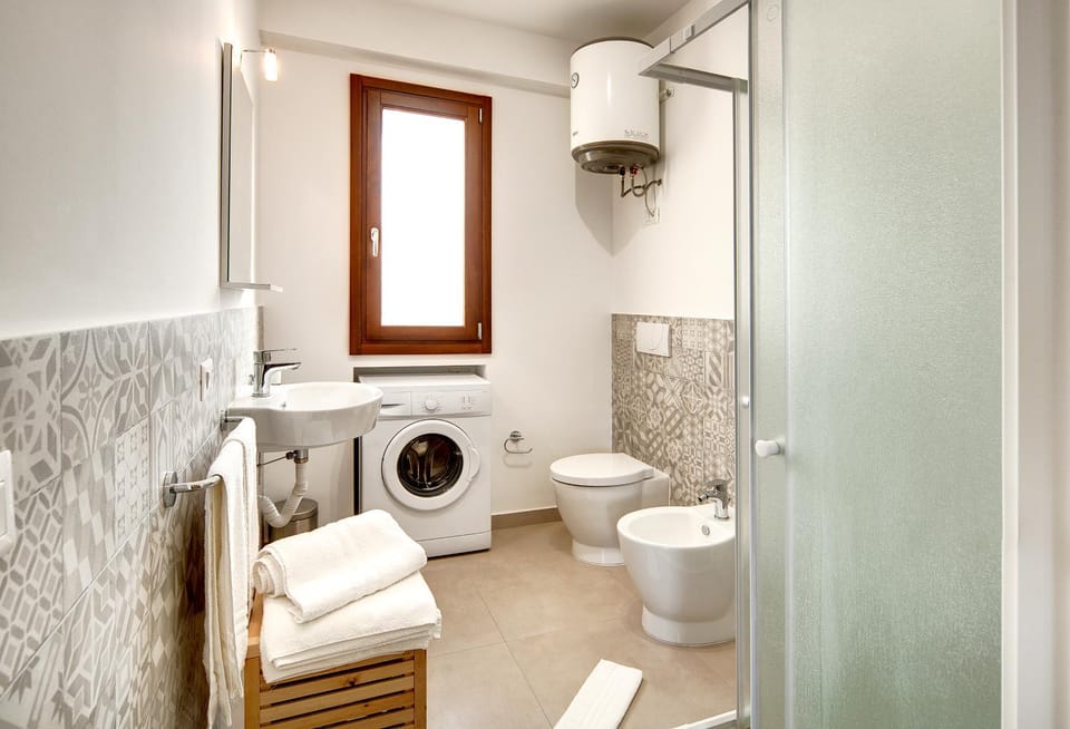 Toilet, Bathroom, bidet, towels, washing machine