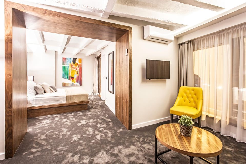 Bed, TV and multimedia, Living room, Photo of the whole room, Bedroom, City view