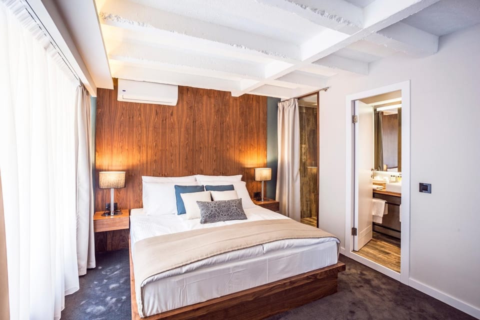 Bed, Day, Bathroom, Bedroom
