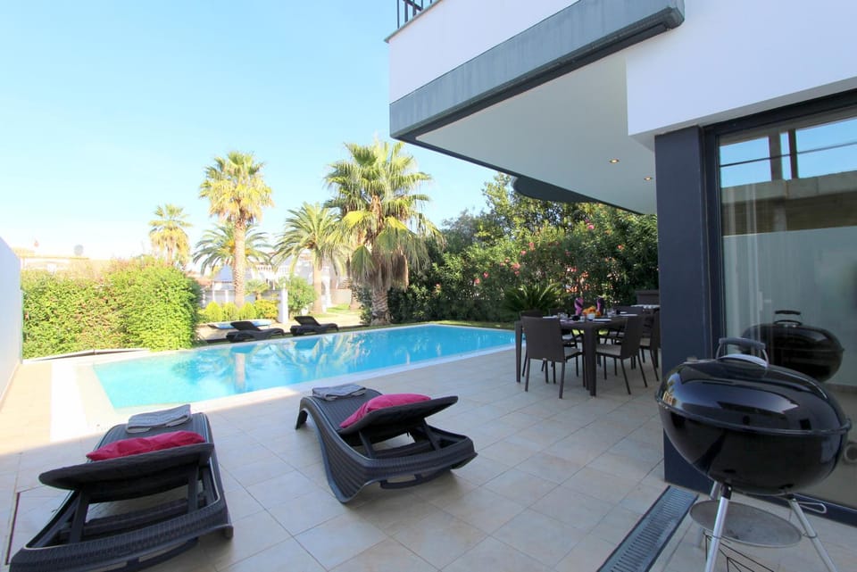 LEON INMO Villa Olivia - 10039 Villa in Alt Empordà