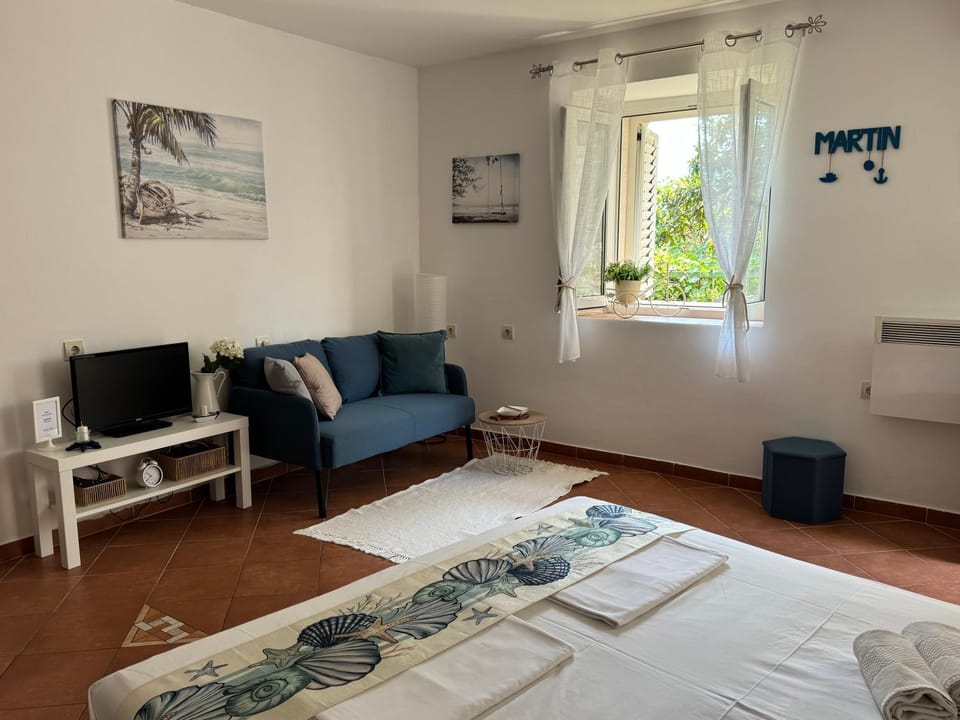 Living room, Photo of the whole room, Seating area, Bedroom