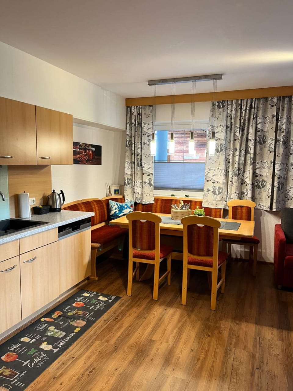 Kitchen or kitchenette, Seating area, Dining area