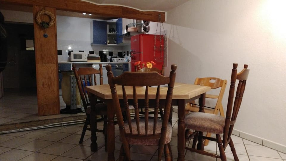 Kitchen or kitchenette, Photo of the whole room, Decorative detail, Seating area, Dining area