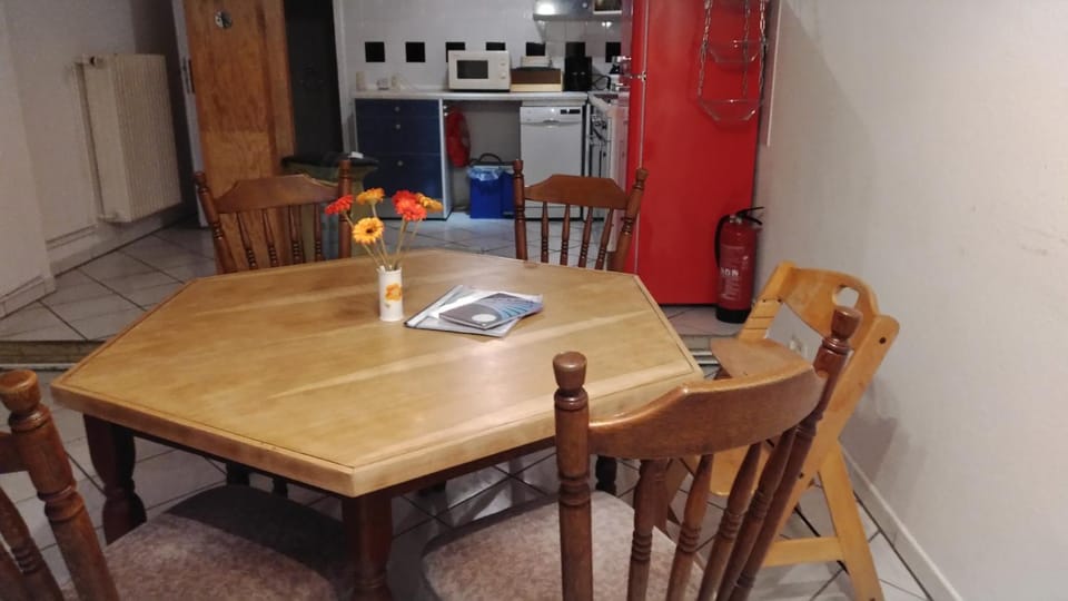 Kitchen or kitchenette, Photo of the whole room, Decorative detail, Decorative detail, Seating area, Dining area