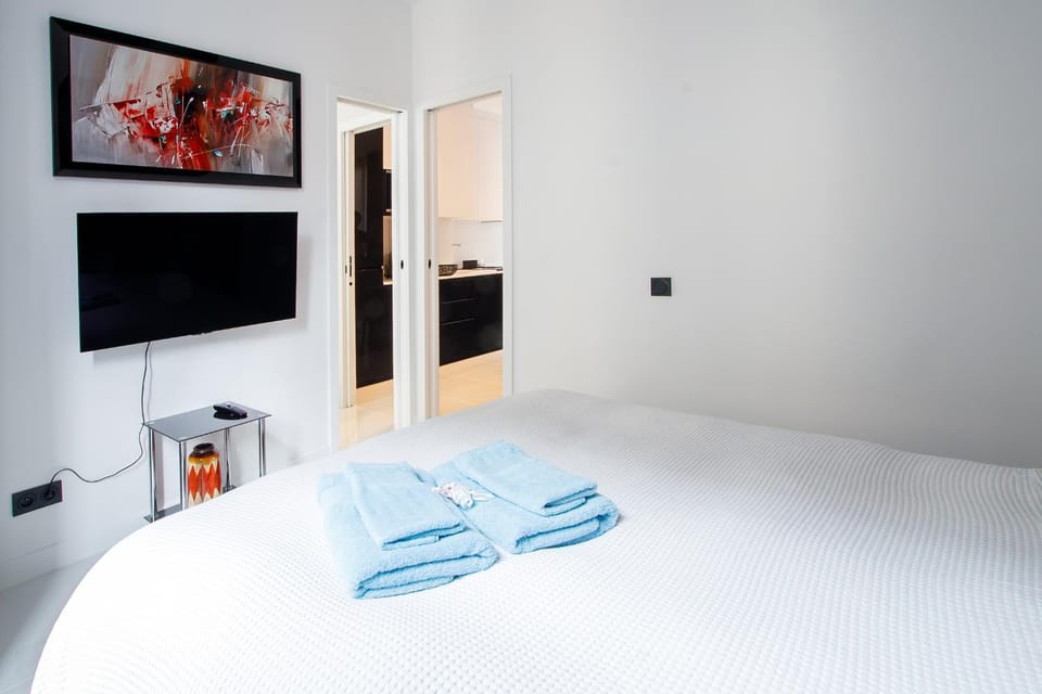 Bed, TV and multimedia, Bedroom