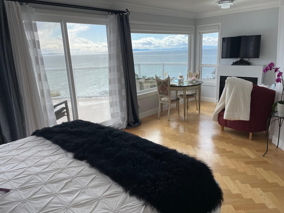 Natural landscape, TV and multimedia, Photo of the whole room, Dining area, Bedroom, Sea view