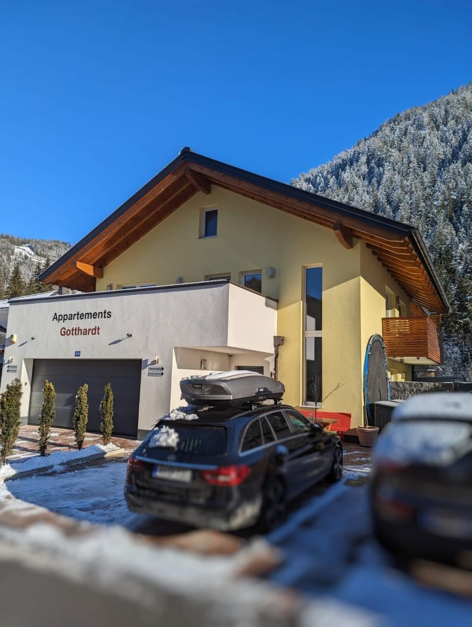 Property building, Day, Mountain view, Parking
