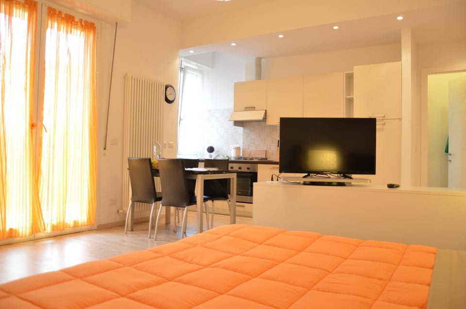 TV and multimedia, Kitchen or kitchenette, Living room, Seating area, Dining area, Bedroom