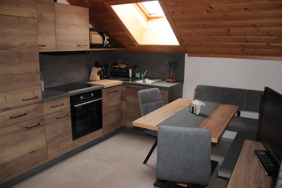 Kitchen or kitchenette, Dining area