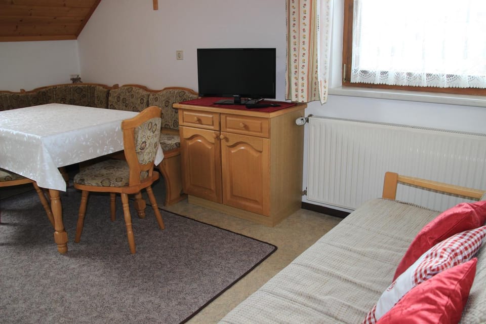 TV and multimedia, Kitchen or kitchenette, Living room, Seating area