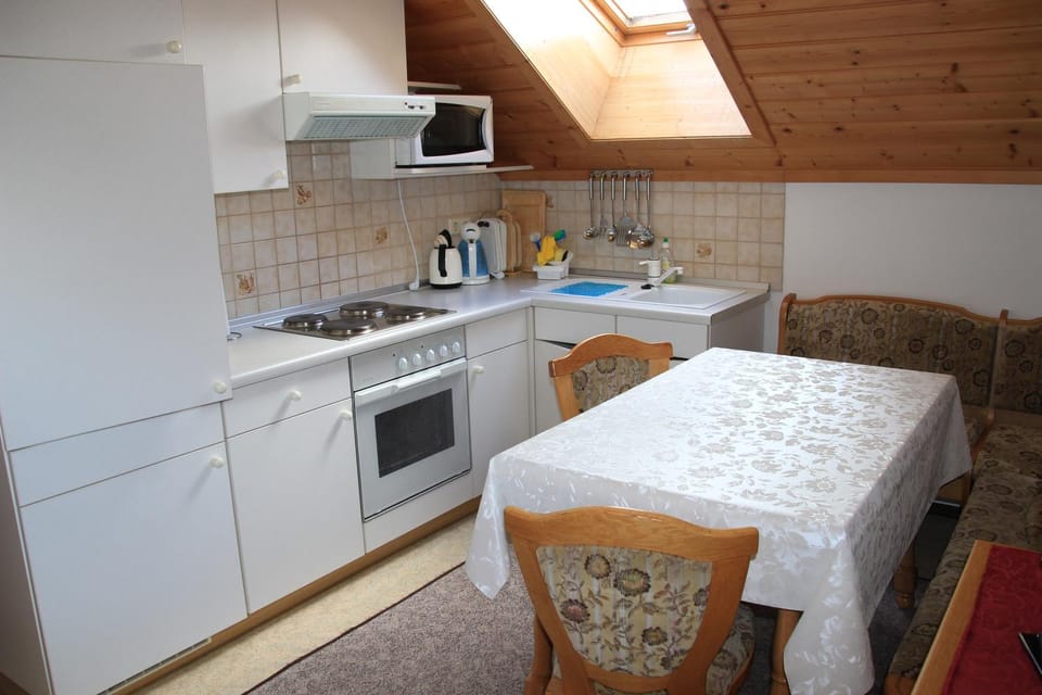 Kitchen or kitchenette, Seating area
