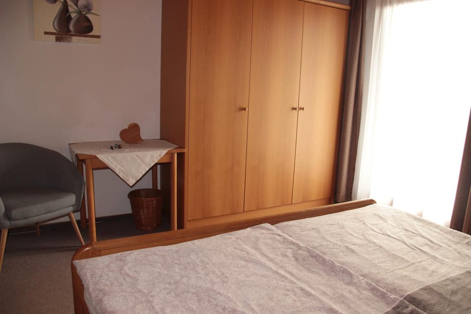 Bedroom, wardrobe