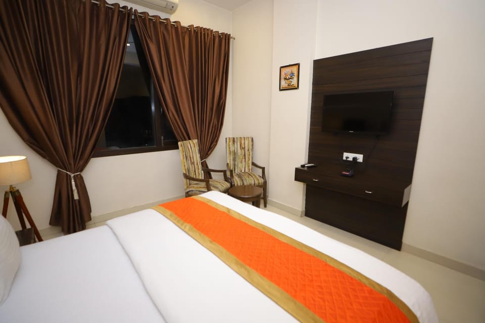 Bed, TV and multimedia, Bedroom