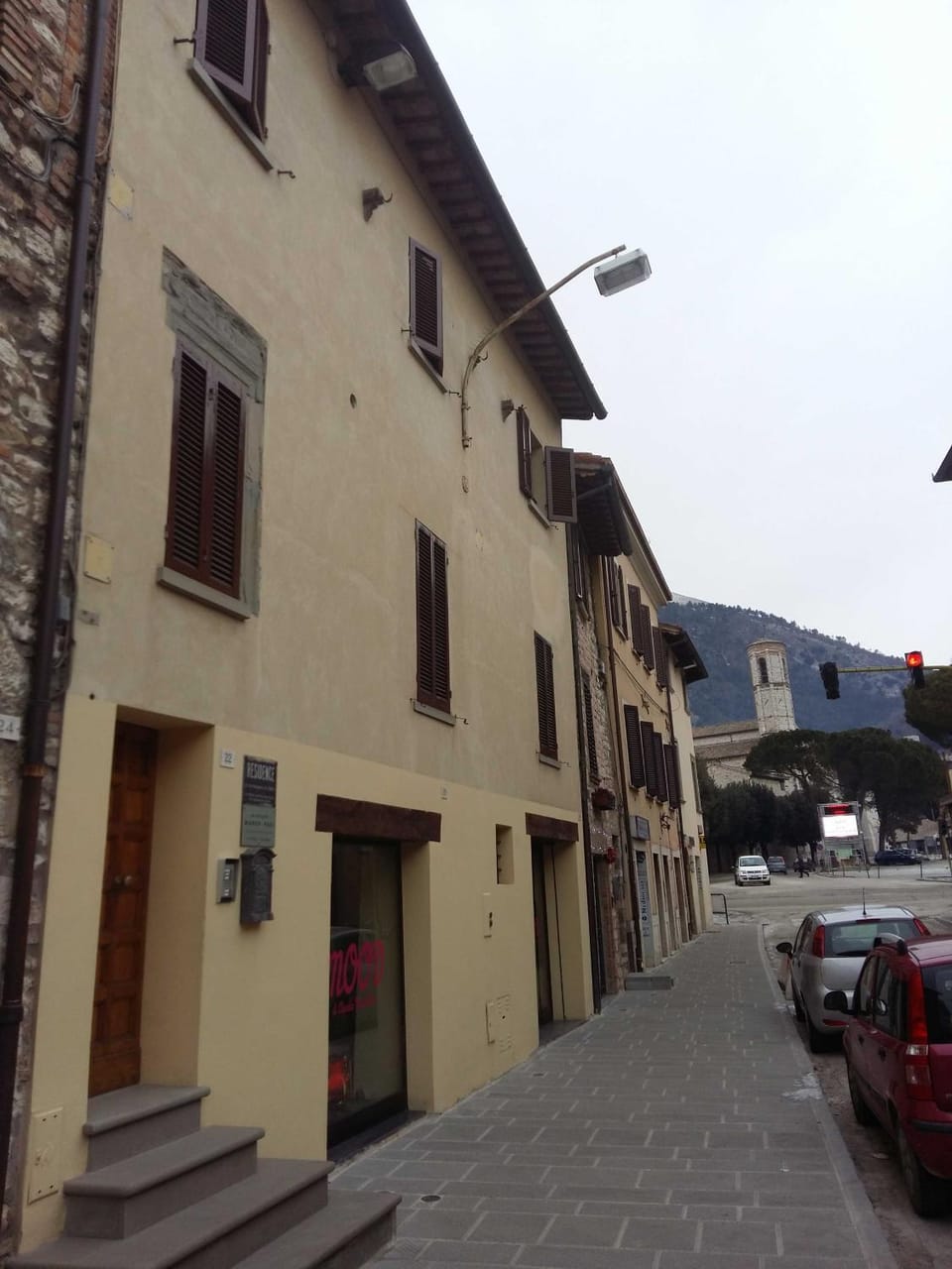 Property building, Nearby landmark, Restaurant/places to eat, Neighbourhood, Natural landscape, City view, Landmark view, Mountain view, Street view, Supermarket/grocery shop