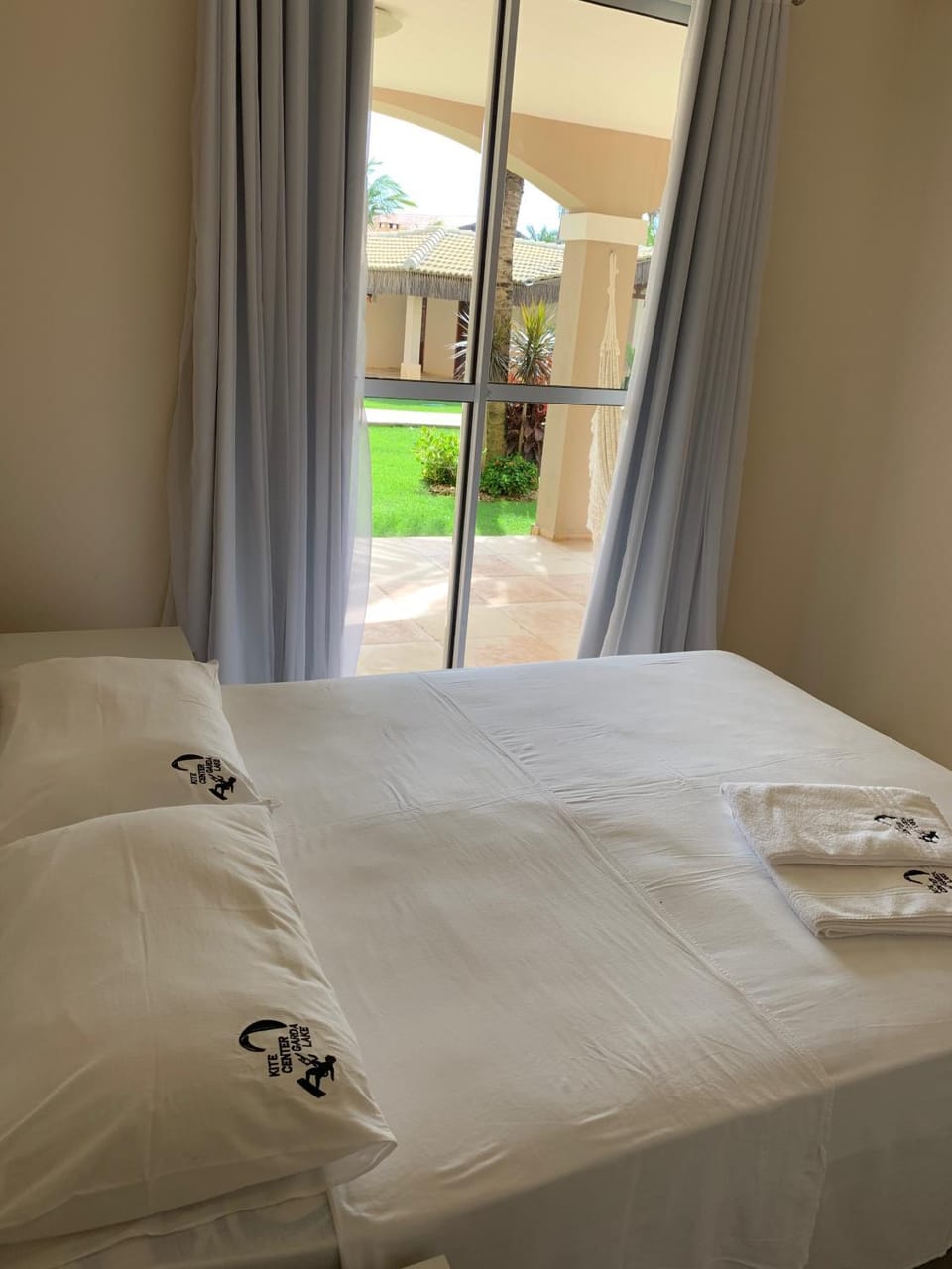 Bed, Garden, Photo of the whole room, Decorative detail, Family