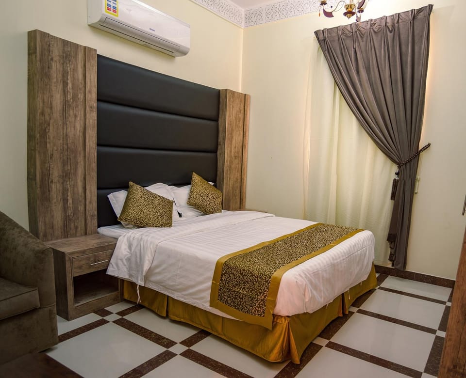 Bed, Bedroom, Family