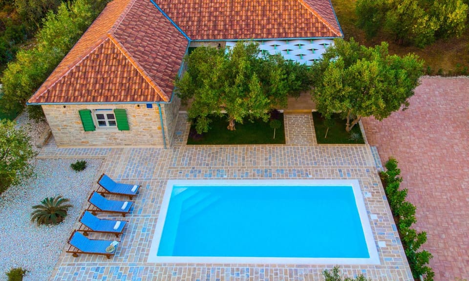 Bird's eye view, Pool view
