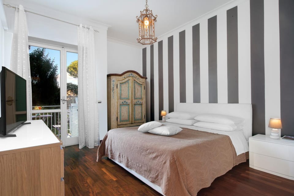Bed, TV and multimedia, Balcony/Terrace, Photo of the whole room, Bedroom