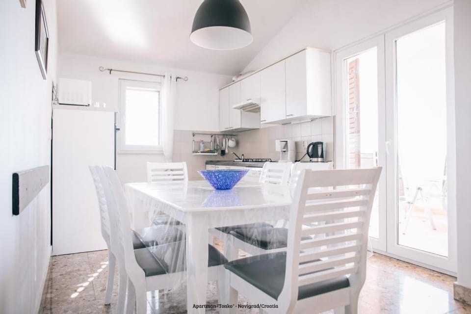 Dining area, oven, stove, toaster