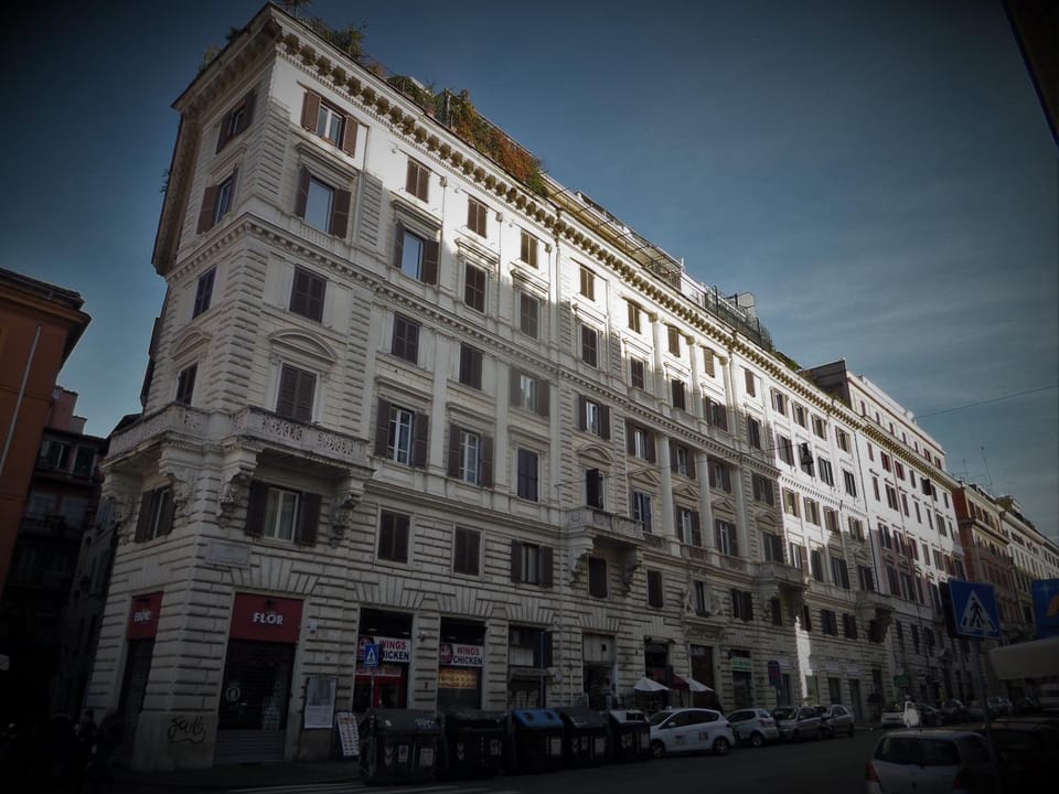 Property building, Restaurant/places to eat, Facade/entrance, Neighbourhood, Area and facilities