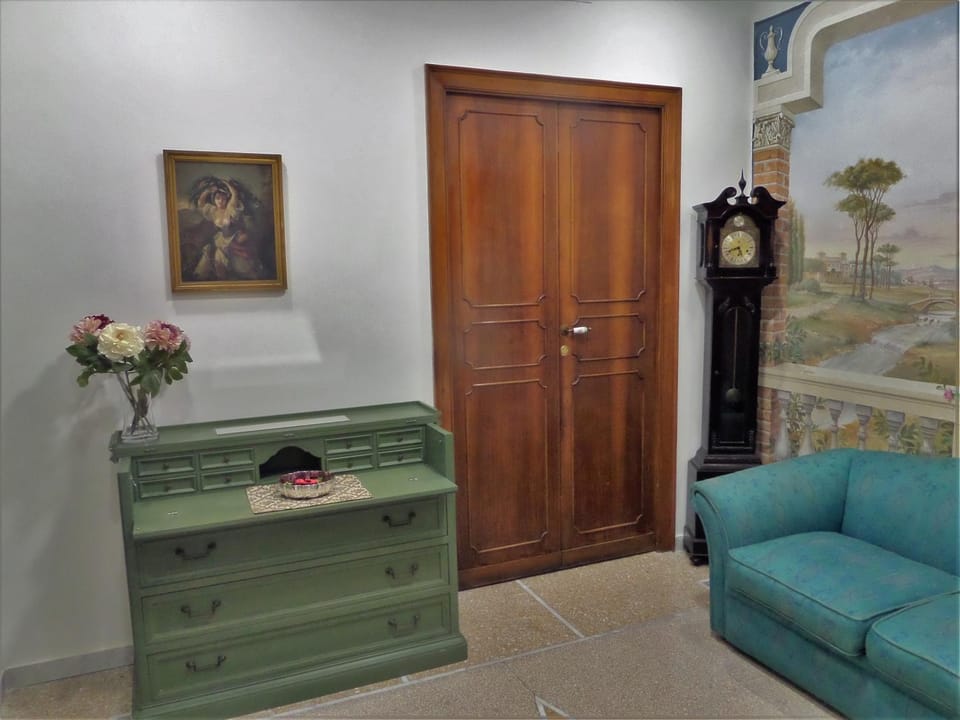 Communal lounge/ TV room, Lobby or reception, Internal: Not applicable to any particular room